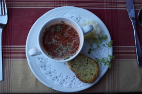 Tomatensuppe mit Chnoblibrot und Käse